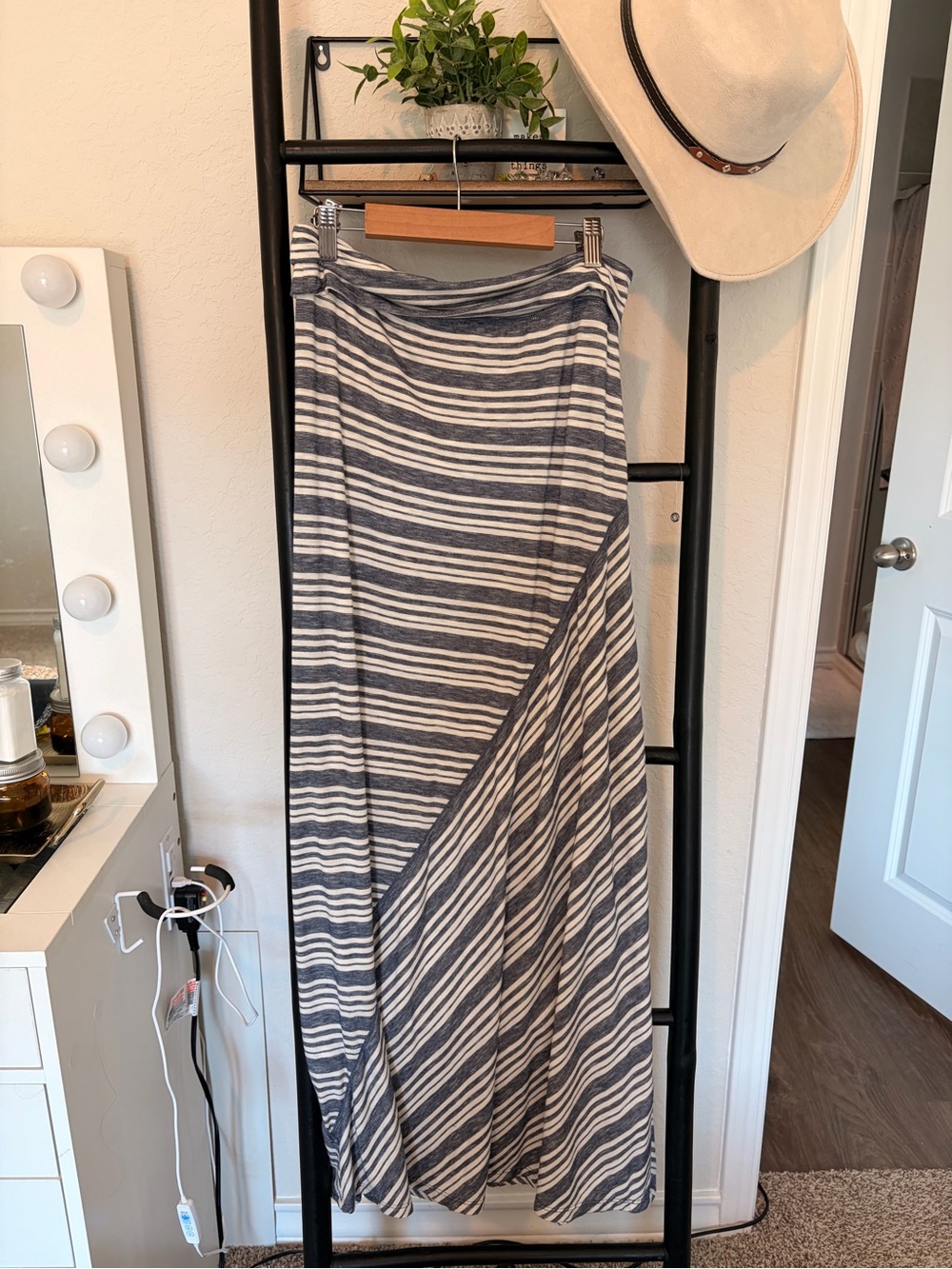 Low rise Striped Maxi Skirt in Navy and White